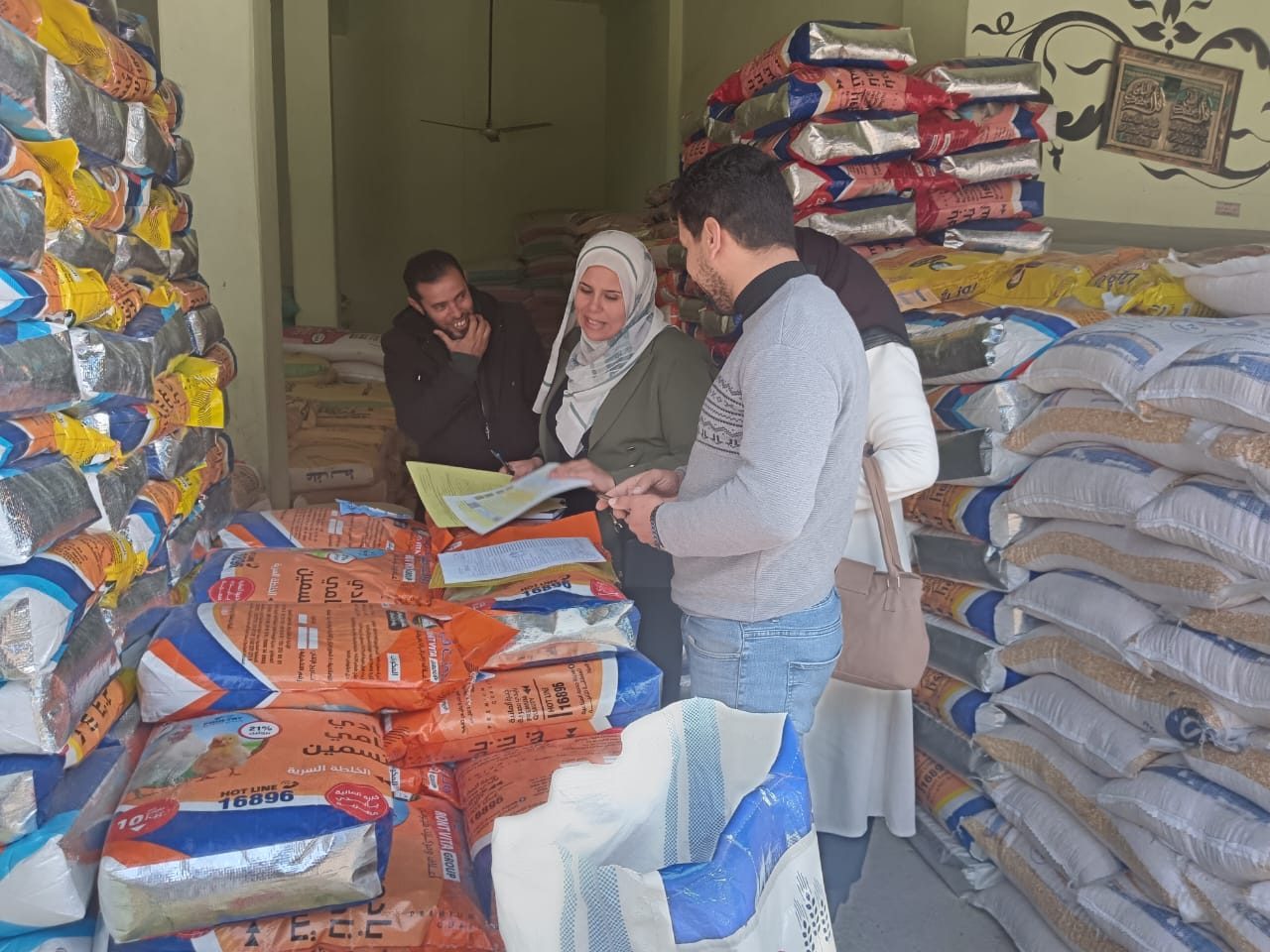 الزراعة تضرب بيد من حديد وتستمر في حملاتها علي مخازن خامات الأعلاف بالمحافظات| صور