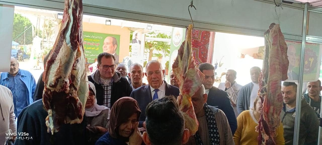 وزير الزراعة يتفقد معرض وزارة الزراعة للسلع الغذائية خير مزارعنا لأهالينا