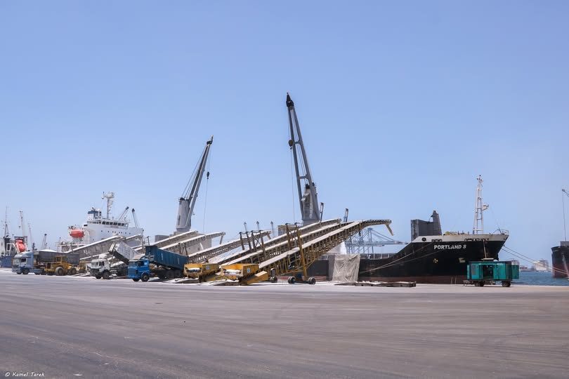 ميناء دمياط يستقبل 2505 طن ذرة و 1727 طن صويا