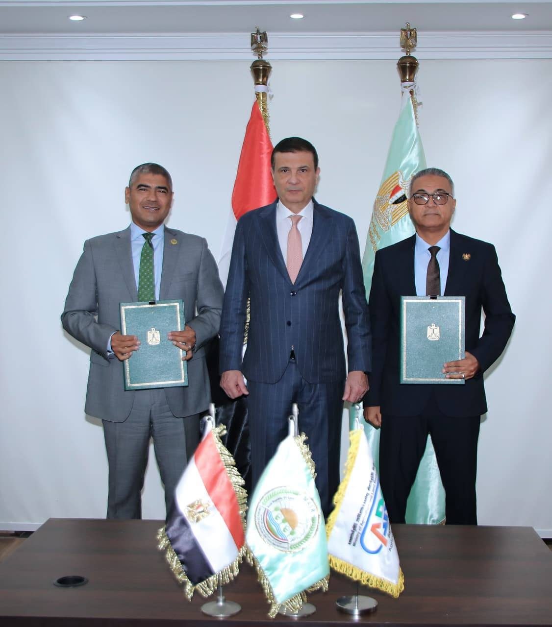 وزير الزراعة يشهد توقيع بروتوكول تعاون بين "بحوث الهندسة الزراعية" و "هايتك للبذور" لتصنيع آلات تطويش الذرة محليا