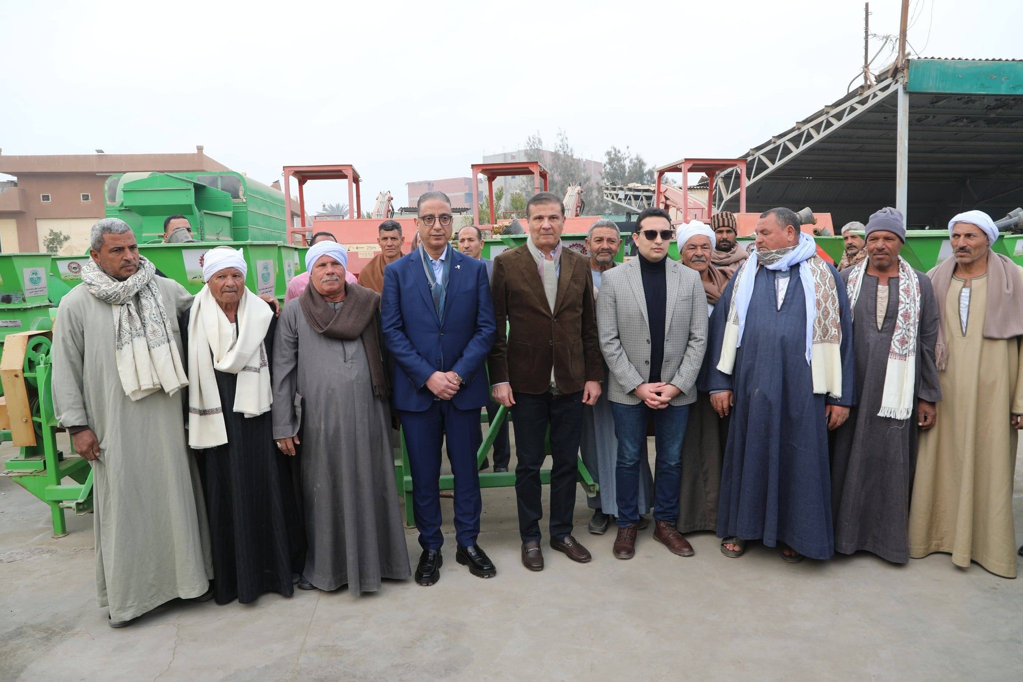 وزير الزراعة ومحافظ الفيوم يوزعان 15 "فراطة ذرة" على صغار المزارعين