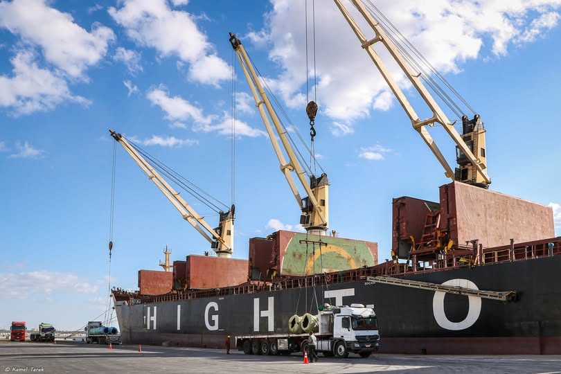 ميناء دمياط يستقبل 10900 طن ذرة و 7242 طن قمح