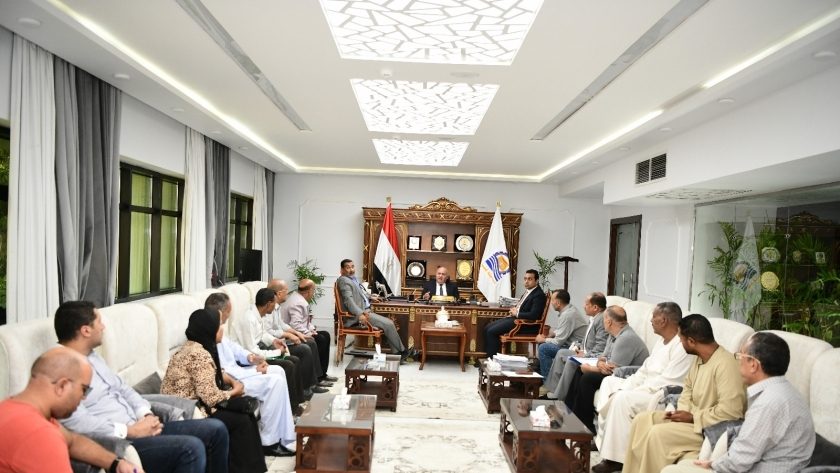 الداودي يبحث إقامة مصنع للأعلاف من مخلفات الأسماك ومجازر الدواجن في قنا