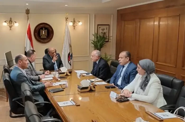 وزير قطاع الأعمال يوجه «جنوب الوادي» بزراعة الذرة وتخصيص مساحة تجريبية لفول الصويا بتوشكى