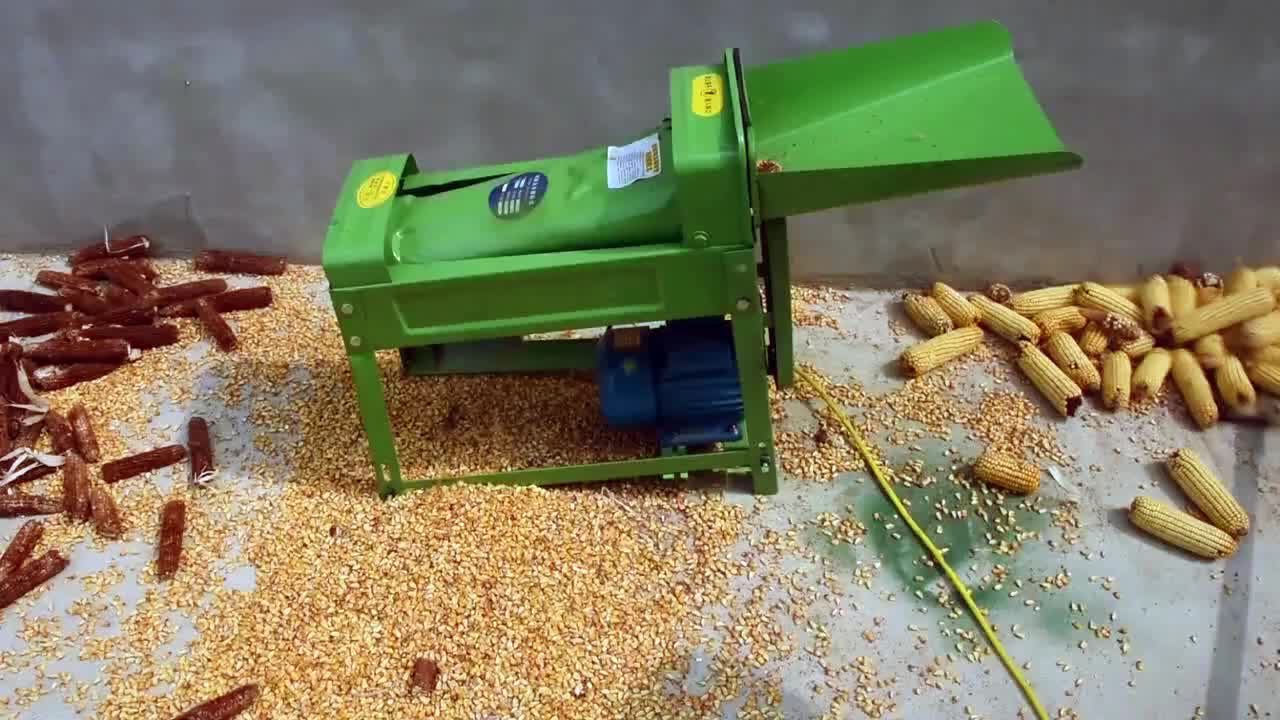 "الزراعة" توزع أكثر من 400 "فراطة ذرة" مُعاد تأهيلها كمنح لصغار المزارعين