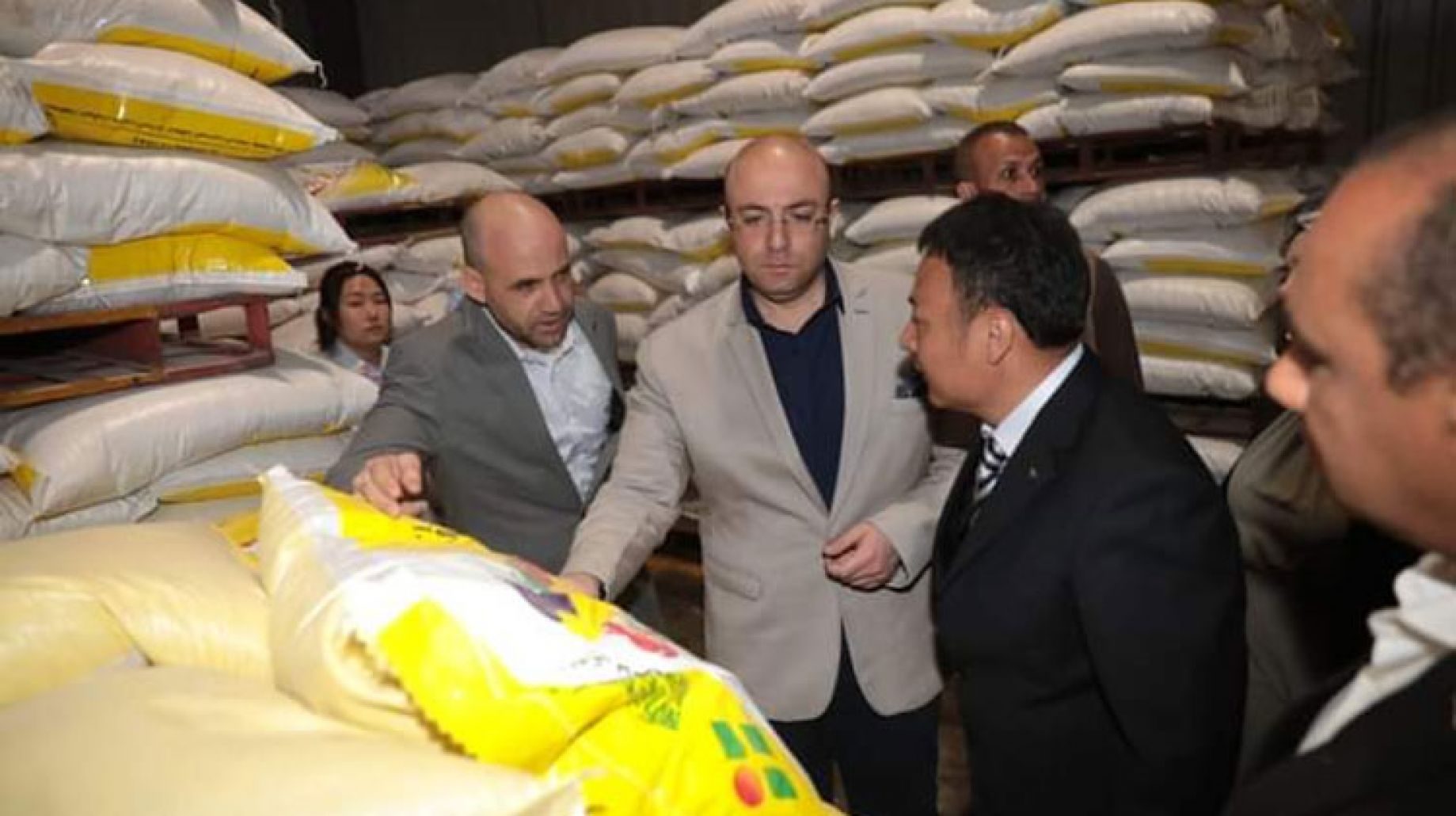 محافظ بني سويف يتفقد مصنع لإنتاج علف الدواجن