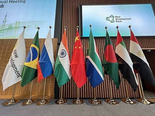 الصين تدعو إلى دور أكبر لدول البريكس وسط زيادة العقوبات الغربية